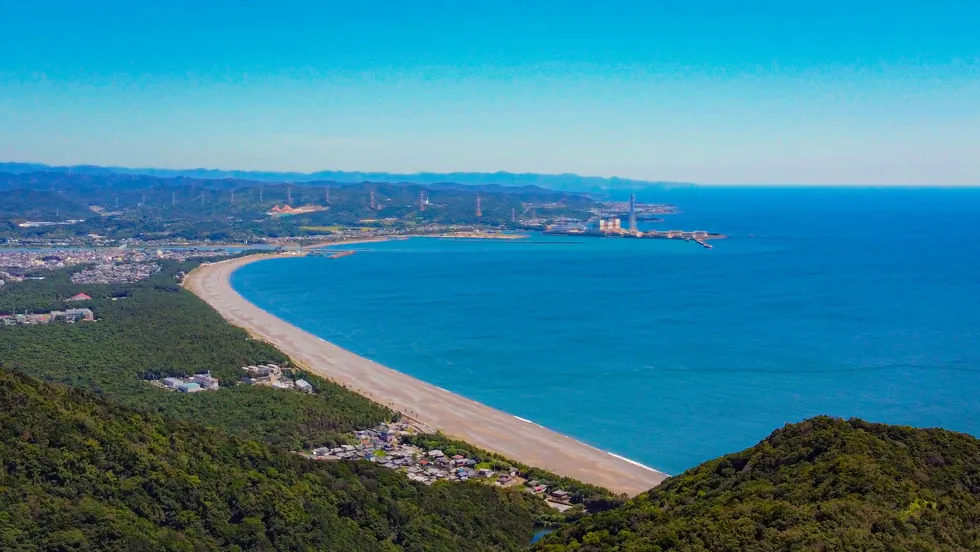 煙樹ヶ浜を上空から見た全景、松林沿いに続く長い砂浜