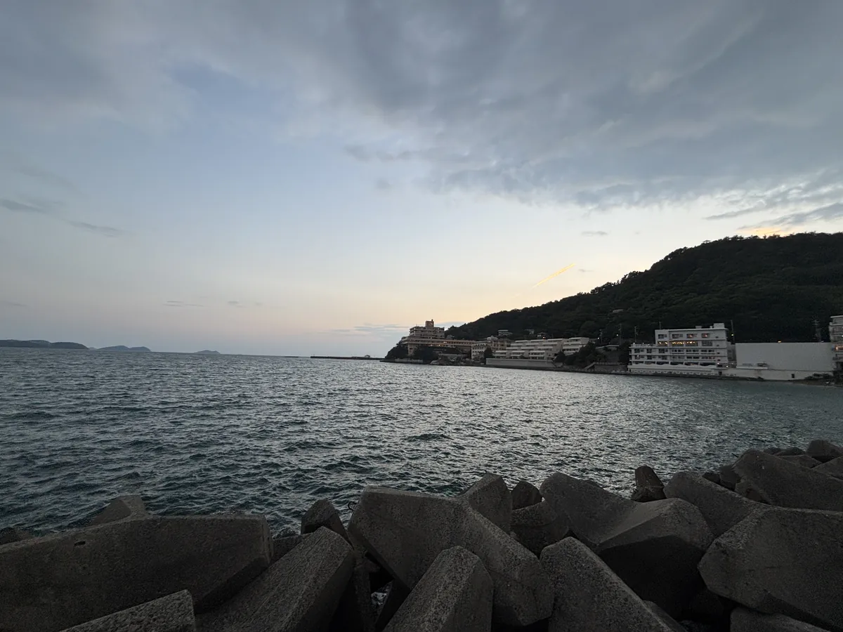和歌浦漁港のテトラ帯から見た夕方の海