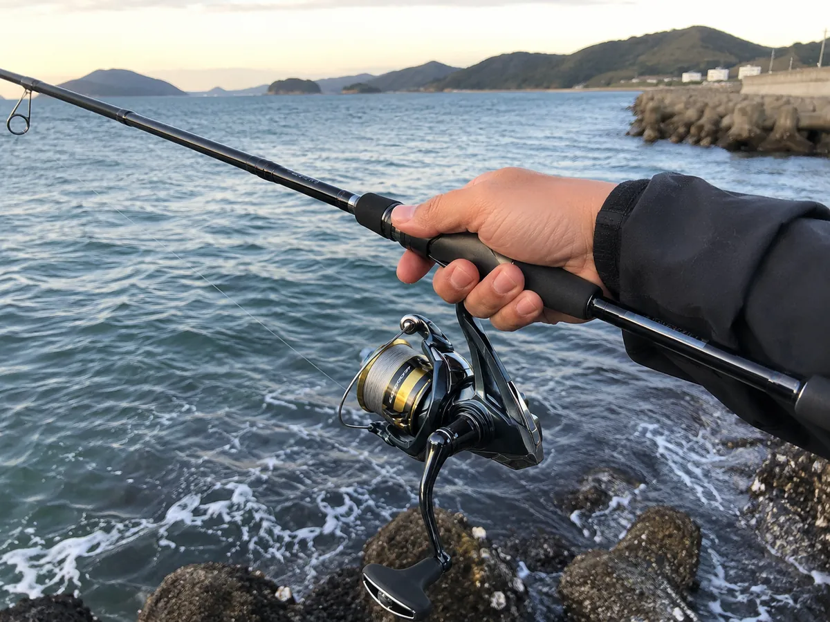 アルテグラC3000を堤防で構えている様子