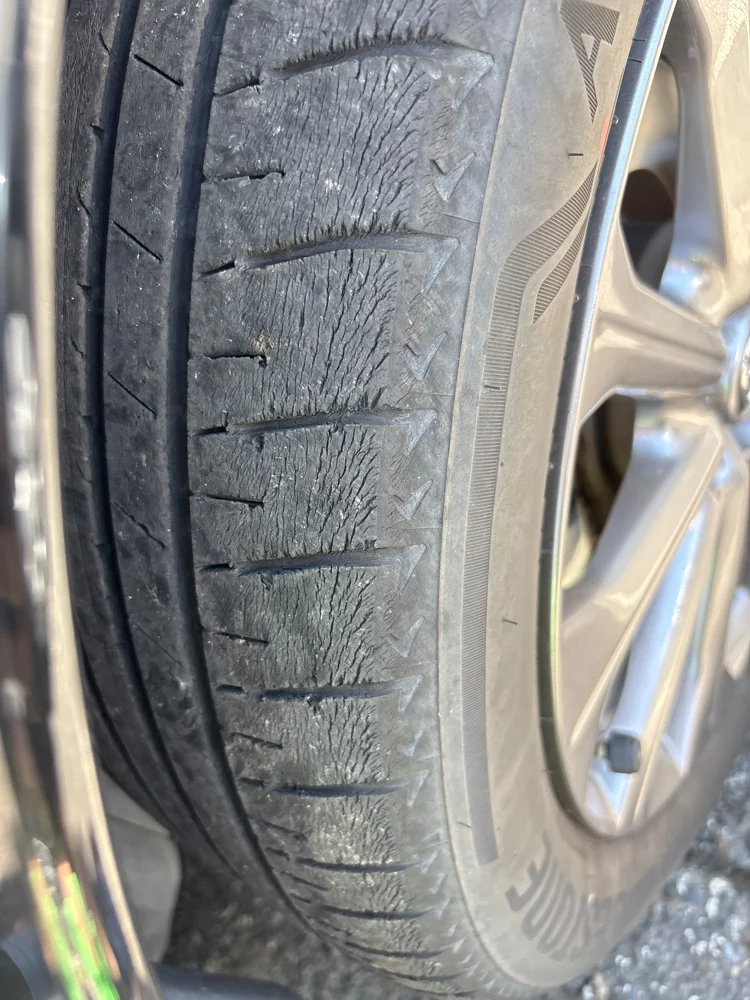 CX-60純正タイヤのひび割れ